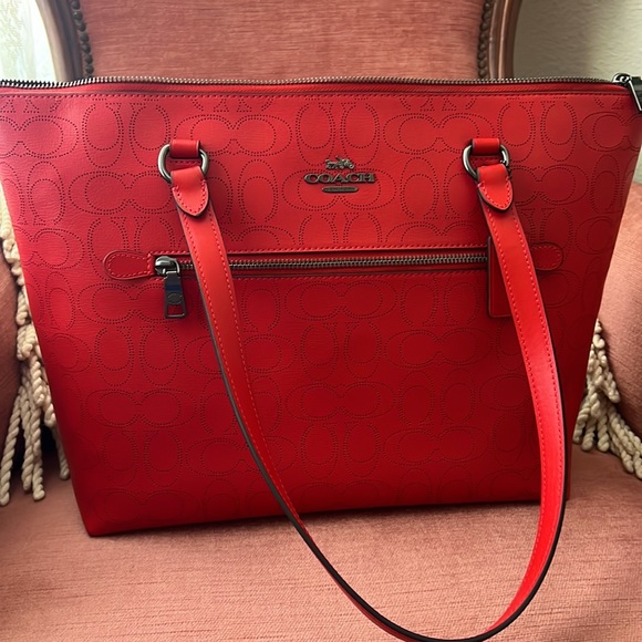 Coach NWOT Gallery tote bag in perforated Miami red, brand new - Picture 4 of 16